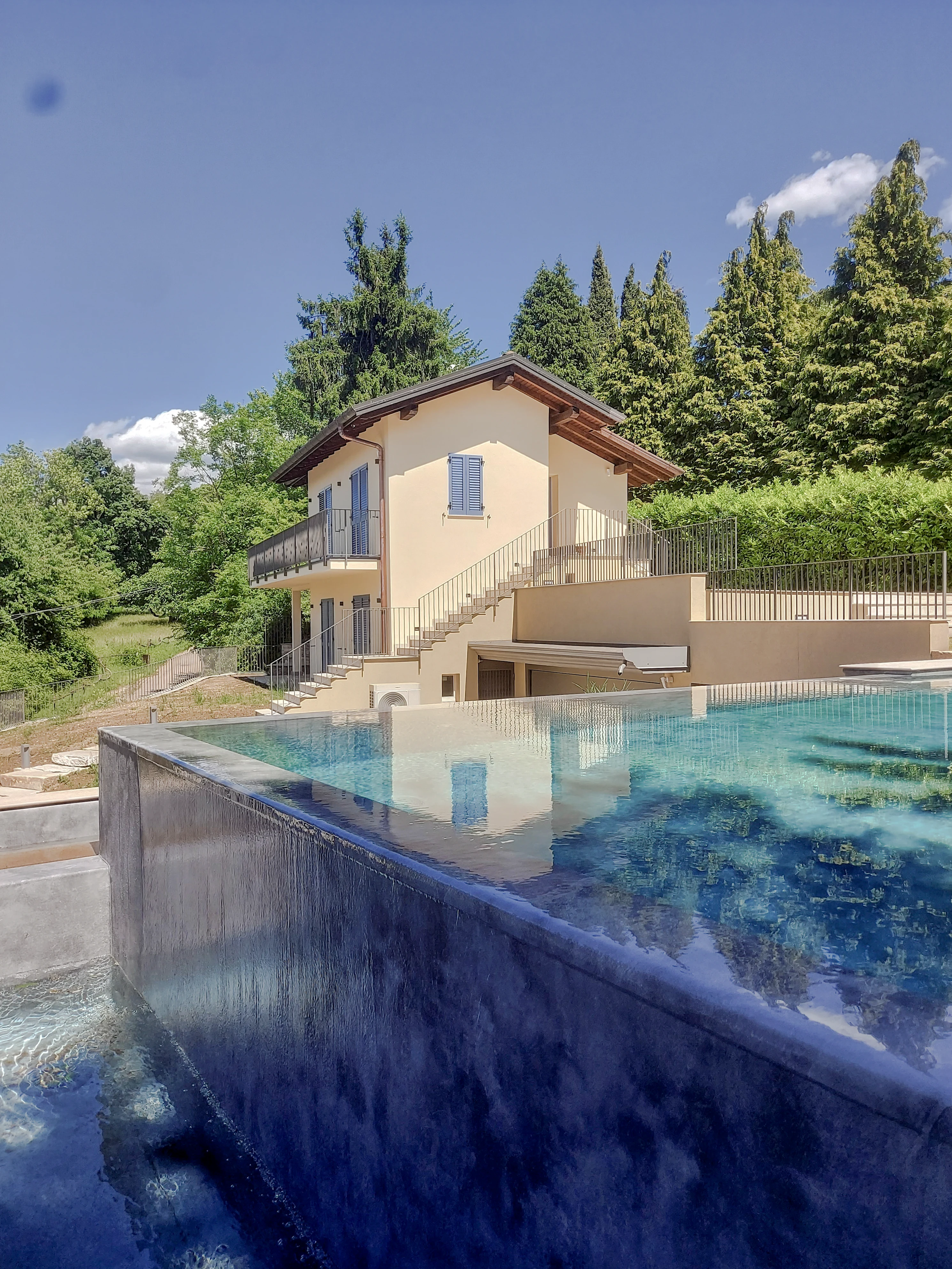 Casa ristrutturata e piscina a sfioro a Brezzo di Bedero