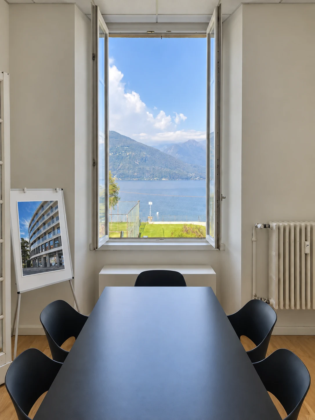 La sala riunioni dello studio affacciata sul Lago Maggiore