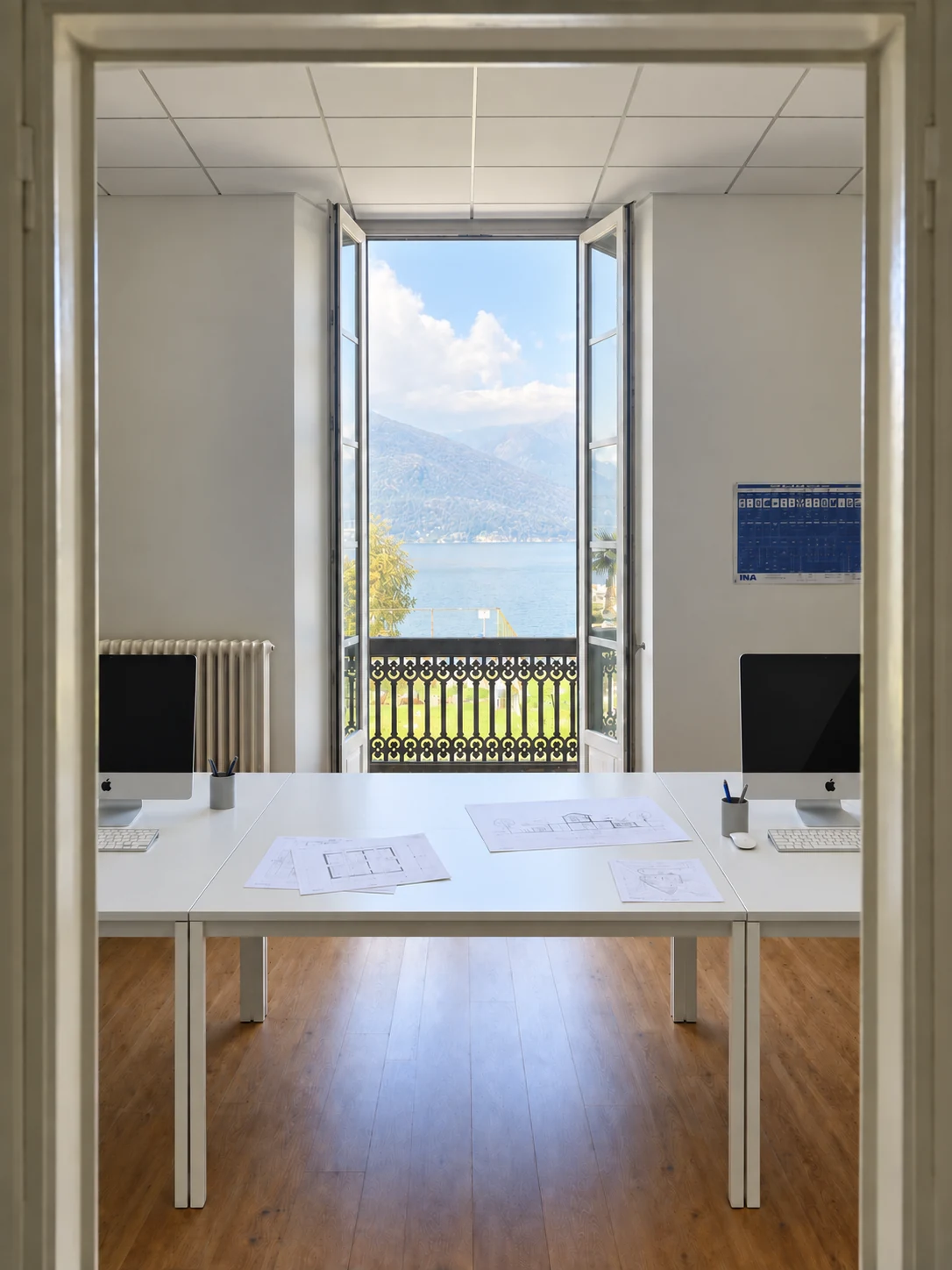 Le postazioni di lavoro dello studio con vista sul Lago Maggiore